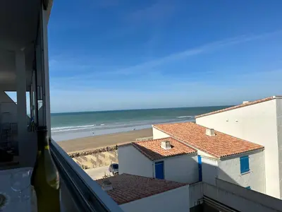 Vue générale sur la mer ou vue sur la mer prise depuis l'appartement