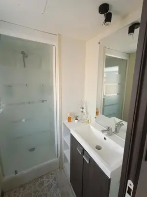 Salle de bains dans l'établissement Mobil-home, 3 ch , 6 personnes 800CR