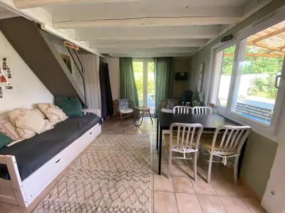 Coin salon dans l'établissement Tiny House dans la verdure et le calme