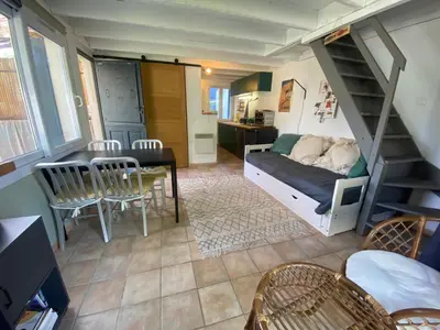 Coin salon dans l'établissement Tiny House dans la verdure et le calme