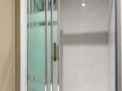 Salle de bains dans l'établissement Ibis Budget Angers Parc des Expositions