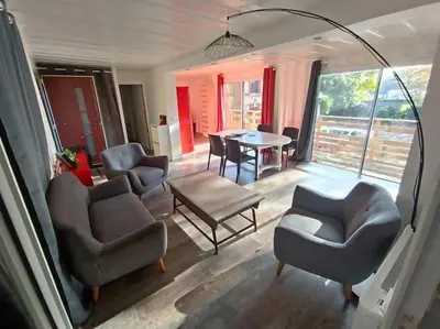 Coin salon dans l'établissement Gîtes de la Gare - Les conteneurs
