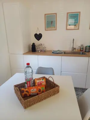 Cuisine ou kitchenette dans l'établissement Maison de vacances de charmes au bord de la mer