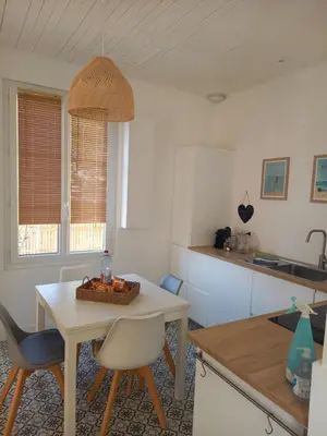 Cuisine ou kitchenette dans l'établissement Maison de vacances de charmes au bord de la mer