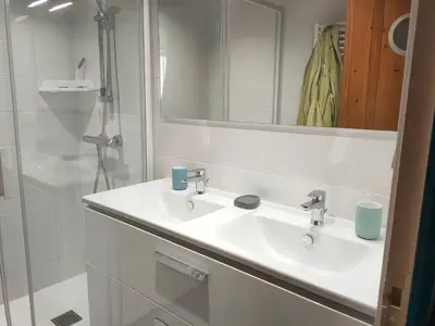 Salle de bains dans l'établissement Maison rénovée 6 couchages, quartier calme près plage - FR-1-323-511