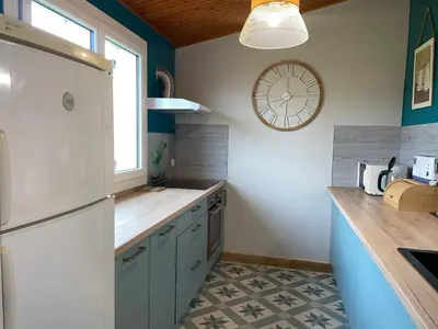 Cuisine ou kitchenette dans l'établissement Maison rénovée 6 couchages, quartier calme près plage - FR-1-323-511