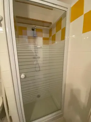 Salle de bains dans l'établissement Studio en bord de mer, tous commerces animations