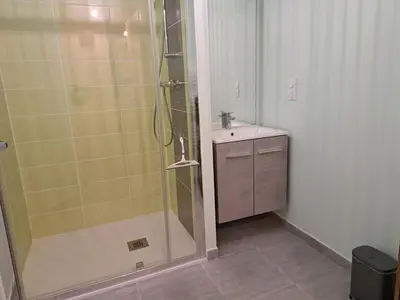 Salle de bains dans l'établissement Appartement moderne proche plage et commerces, quartier des Demoiselles ! - FR-1-323-512