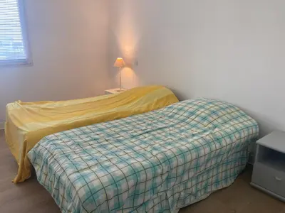 Un ou plusieurs lits dans un hébergement de l'établissement Appartement duplex face mer avec piscine, quartier Golf, 2 chambres, 2 salles d'eau, parking privé - FR-1-323-513