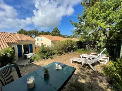 Jardin de l'établissement Maison de vacances avec piscine, terrasse et coin détente en forêt, proche plage! - FR-1-323-486
