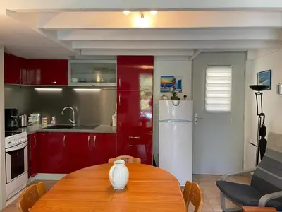 Cuisine ou kitchenette dans l'établissement Maison de vacances avec piscine, terrasse et coin détente en forêt, proche plage! - FR-1-323-486