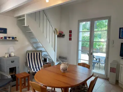Coin salon dans l'établissement Maison de vacances avec piscine, terrasse et coin détente en forêt, proche plage! - FR-1-323-486