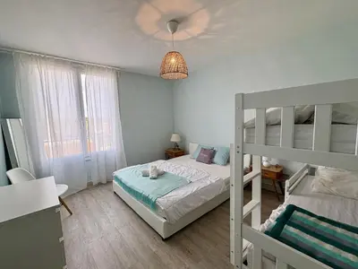 Un ou plusieurs lits dans un hébergement de l'établissement Appartement cosy rénové vue mer, proche plage et animations - FR-1-323-472
