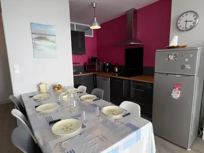 Cuisine ou kitchenette dans l'établissement Appartement cosy rénové vue mer, proche plage et animations - FR-1-323-472