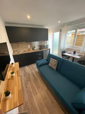 Cuisine ou kitchenette dans l'établissement Studio neuf à Bouguenais+terrasse+parking
