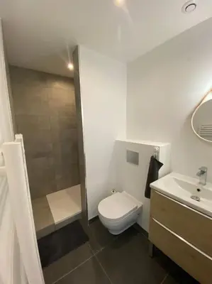 Salle de bains dans l'établissement Studio neuf à Bouguenais+terrasse+parking