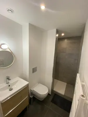 Salle de bains dans l'établissement Studio neuf avec jardin privatif