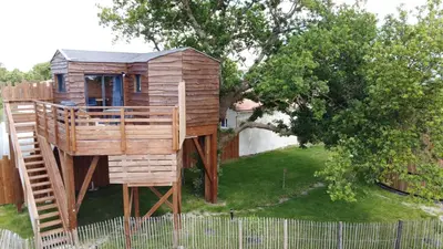 Jardin de l'établissement La Cabane dans les Arbres - Les Pieds dans le Pré