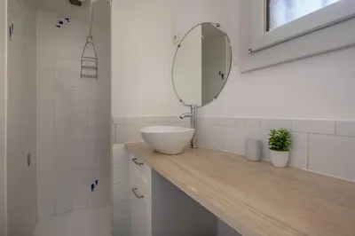 Salle de bains dans l'établissement Rez de jardin à 400m de la Plage pour 4