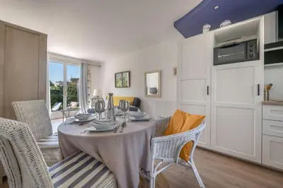 Cuisine ou kitchenette dans l'établissement Rez de jardin à 400m de la Plage pour 4