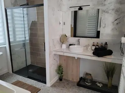 Salle de bains dans l'établissement LOVE ROOM, La Douce Angevine