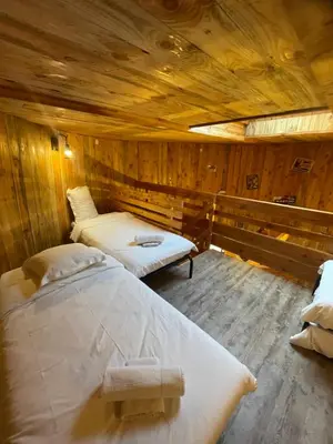 Un ou plusieurs lits dans un hébergement de l'établissement La Cabane Tonneau - Les Pieds dans le Pré