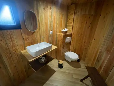 Salle de bains dans l'établissement La Cabane Tonneau - Les Pieds dans le Pré