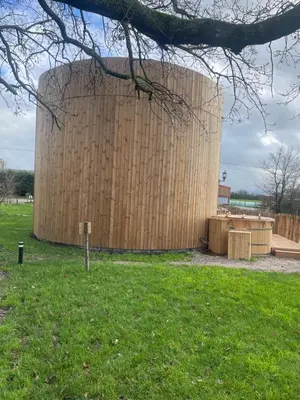 Jardin de l'établissement La Cabane Tonneau - Les Pieds dans le Pré