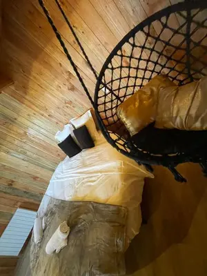Un ou plusieurs lits dans un hébergement de l'établissement La Cabane Tonneau - Les Pieds dans le Pré