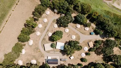 Vue panoramique sur l'établissement Lodg'ing Nature Camp Anjou