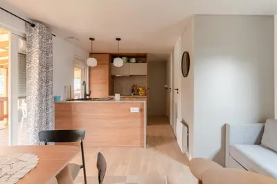 Cuisine ou kitchenette dans l'établissement Mobil-home 40m - Piscine - Jardin