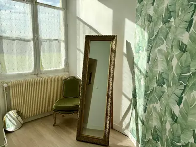Coin salon dans l'établissement Château de la Pervenchère gîte Exotique