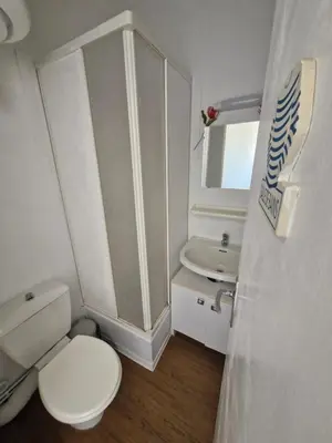 Salle de bains dans l'établissement Studio - Marina 4 - 17 allée des Pinons - 5-1