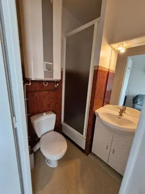 Salle de bains dans l'établissement Studio - Marina 5 - 31 allée des Pignons - 4-1