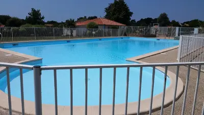 Piscine de l'établissement maison de vacances proche océan ou située à proximité