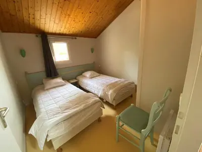Un ou plusieurs lits dans un hébergement de l'établissement Maison 2 chambres avec terrasse et parking près forêt, plage et pistes cyclables à Saint-Jean-de-Monts - FR-1-323-522
