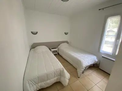 Un ou plusieurs lits dans un hébergement de l'établissement Maison spacieuse près de la forêt avec terrasse et parking privé - FR-1-323-520