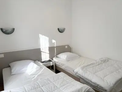 Un ou plusieurs lits dans un hébergement de l'établissement Maison spacieuse près de la forêt avec terrasse et parking privé - FR-1-323-520
