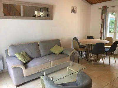 Coin salon dans l'établissement Spacieuse maison à Saint Jean de Monts proche forêt avec terrasse, 3 chambres et parking privé - FR-1-323-524