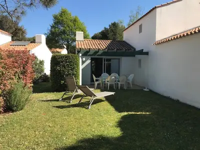 Jardin de l'établissement Spacieuse maison à Saint Jean de Monts proche forêt avec terrasse, 3 chambres et parking privé - FR-1-323-524