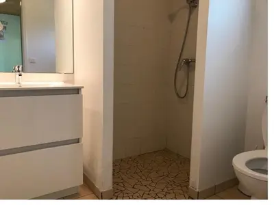 Salle de bains dans l'établissement Spacieuse maison à Saint Jean de Monts proche forêt avec terrasse, 3 chambres et parking privé - FR-1-323-524