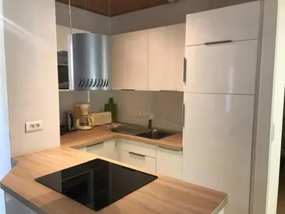 Cuisine ou kitchenette dans l'établissement Spacieuse maison à Saint Jean de Monts proche forêt avec terrasse, 3 chambres et parking privé - FR-1-323-524