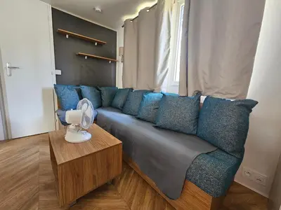 Coin salon dans l'établissement Mobil home 3 chambres (413)