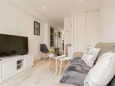 Télévision ou salle de divertissement dans l'établissement Charmant gîte indépendant avec terrasse, proche plage et golf, idéal pour des vacances à Pornic - FR-1-306-1267