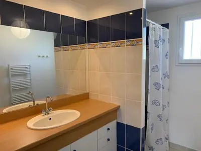Salle de bains dans l'établissement Maison 3 chambres, au calme, proche plage, fibre internet - FR-1-323-525