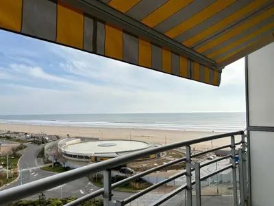 Vue générale sur la mer ou vue sur la mer prise depuis l'appartement