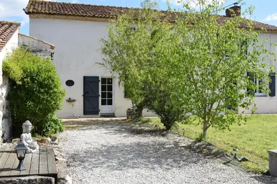 Jardin de l'établissement Le Cardoué, gíte au cœur du bocage vendéen proche Puy duFou