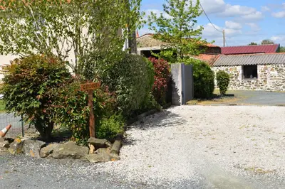 Jardin de l'établissement Le Cardoué, gíte au cœur du bocage vendéen proche Puy duFou