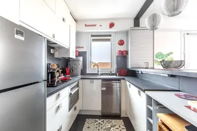 Cuisine ou kitchenette dans l'établissement Le Valentin - Appt proche des plages