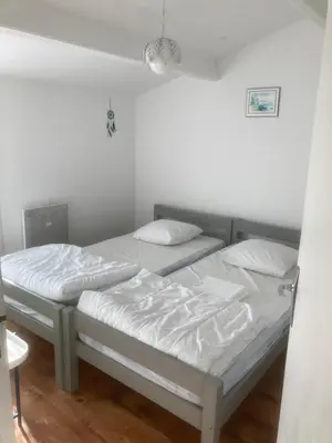 Plan de l'établissement Petite maison à proximité commerces et plage